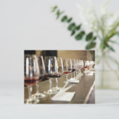 Carte Postale Une longue rangée des verres de vin a installé (Debout devant)