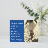 Carte Postale Une magnifique citation féminine en mosaïque bleue (Debout devant)