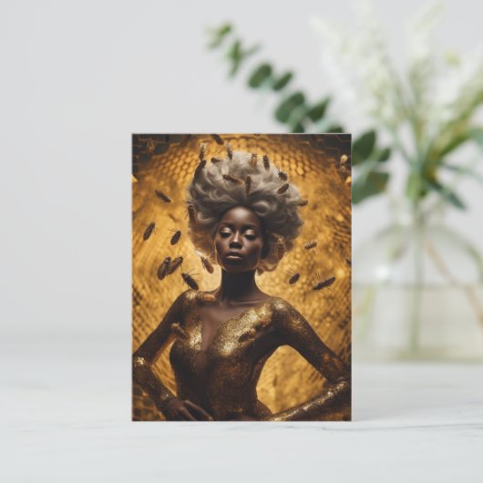 Carte Postale Une magnifique déesse des abeilles de miel (Debout devant)