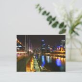 Carte Postale Une nuit à Melbourne (Debout devant)