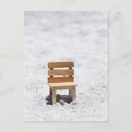 Carte Postale Une petite chaise sur la plage de sable (Devant)