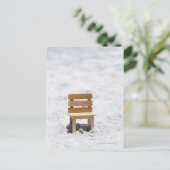 Carte Postale Une petite chaise sur la plage de sable (Debout devant)