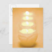 Carte Postale Une rangée de bougies éclairées (Devant / Derrière)