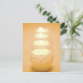 Carte Postale Une rangée de bougies éclairées (Debout devant)