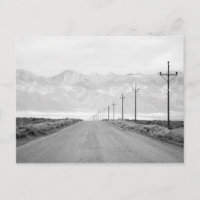 Une route solitaire et des lignes électriques | Mo