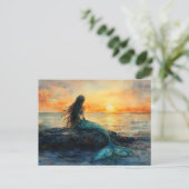 Carte Postale Une sirène regarde l'art du lever du soleil (Debout devant)