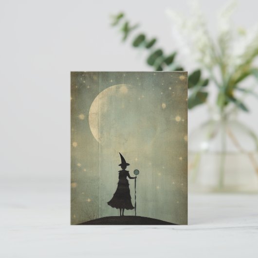 Carte Postale Une sorcière (Debout devant)