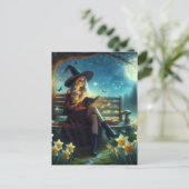 Carte Postale Une sorcière près des jonquilles de nuit (Debout devant)