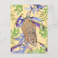 Une souris drôle dans un fourré de fleurs.