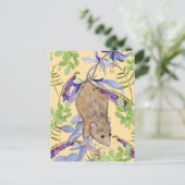 Carte Postale Une souris drôle dans un fourré de fleurs. (Debout devant)