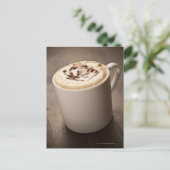 Carte Postale Une tasse de café Cappuccino surmontée d'une pâte  (Debout devant)