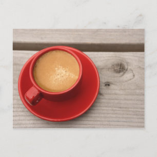 Carte Postale Une tasse rouge vif de café espresso lors d'un piq