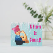 Carte Postale "Une tempête arrive" avec Rosie en Casquette rose (Debout devant)