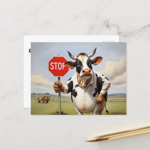 Carte Postale Une vache tenant un panneau stop