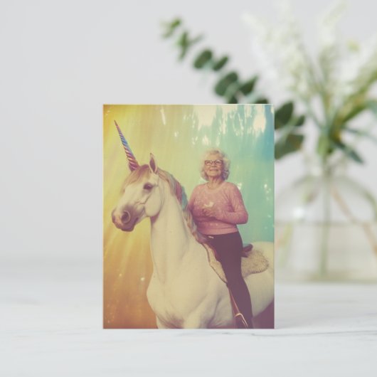 Carte Postale Une vieille dame chevauchant sa licorne (Debout devant)
