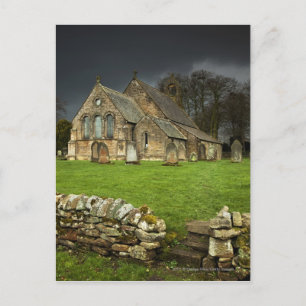 Carte Postale Une Vieille Église Sous Un Ciel Sombre
