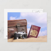 Carte Postale Une vieille valise en cuir, une caméra rétro et (Devant / Derrière)