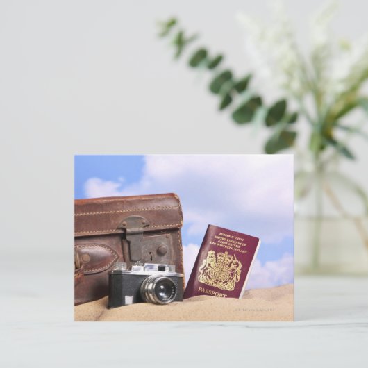 Carte Postale Une vieille valise en cuir, une caméra rétro et (Debout devant)