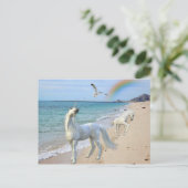 Carte Postale Unicorne mère enchantée et bébé poulain à la plage (Debout devant)