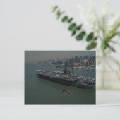 Carte Postale USS John F. Kennedy", entrant dans le Hudson R de  (Debout devant)