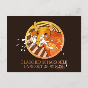 Carte postale Vache Lire du lait hors du nez