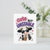 Carte Postale Vache mignonne mais instable avec café glacé (Debout devant)