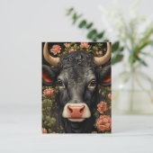 Carte Postale Vache noire aux cheveux bouclés dans les fleurs (Debout devant)
