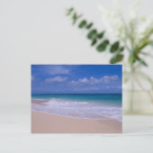 Carte Postale Vagues de l'océan moussant sur une plage de sable (Debout devant)