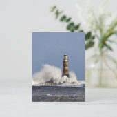 Carte Postale Vagues s'écrasant contre le phare de Roker (Debout devant)