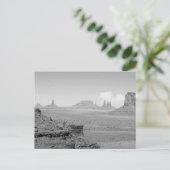 Carte Postale Vallée du Monument (noir et blanc) 2 (Debout devant)