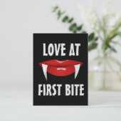 CARTE POSTALE VAMPIRE FEMME LIPS ROUGE AIMER PREMIER BITE (Debout devant)