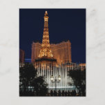 Carte postale Vegas pittoresque<br><div class="desc">La célèbre fontaine chorégraphiée sur le Strip de Vegas avec la Tour Eiffel en arrière - plan. Photographie prise par mon mari Benjamin Padgett. On trouvera d'autres informations sur son travail à l'adresse www.MajesticExposures.com.</div>