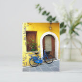 Carte Postale Vélo bleu contre mur jaune (Debout devant)