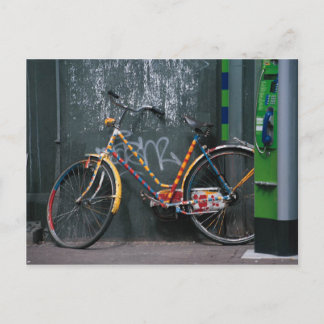 Carte Postale Vélo Reposé Sur Le Mur Graffitti