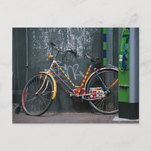 Carte Postale Vélo Reposé Sur Le Mur Graffitti (Devant)