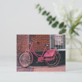 Carte Postale Vélo rose contre mur de brique (Debout devant)