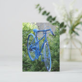 Carte Postale Vélo suspendu au-dessus de la rue (Debout devant)