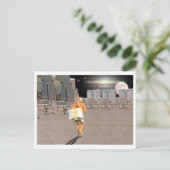 Carte Postale Vendeur de crème glacée sur la plage (Debout devant)