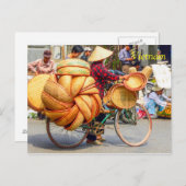 Carte Postale Vendeur de rue à bicyclette vendant de la vannerie (Devant / Derrière)