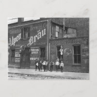 Vendeurs de journaux à l'extérieur d'un saloon, 19