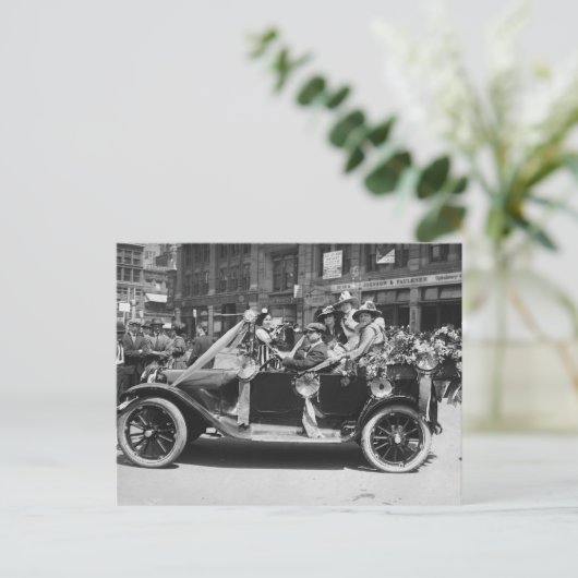 Carte Postale Vente de fleurs de suffisance, 1916 (Debout devant)