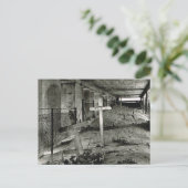 Carte Postale Verdun, monument Bayonet 1intérieur (Debout devant)