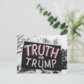Carte postale Vérité ou Trump (Debout devant)