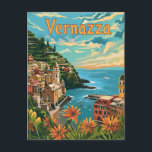 Carte Postale Vernazza Cinque Terre<br><div class="desc">Une description captivante et nostalgique de Vernazza, un des villages pittoresques des Cinque Terre en Italie. Le design capte les maisons aux couleurs pastel vibrantes accrochées aux falaises, le charmant port rempli de bateaux de pêche et le littoral accidenté qui rencontre les eaux azurées de la mer Méditerranée. Rendu dans...</div>