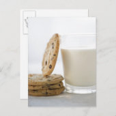 Carte Postale Verre de lait et biscuits, gros plan (Devant / Derrière)