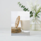 Carte Postale Verre de lait et biscuits, gros plan (Debout devant)
