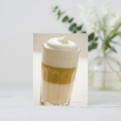 Carte Postale Verre de latte macchiato, gros plan (Debout devant)