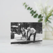 Carte Postale Verser le Whiskey dans une égout, 1930 (Debout devant)