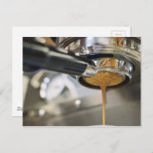 Carte Postale Verser l'expresso de la machine à café (Devant / Derrière)