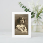 Carte Postale Victorian woman arms crossed (Debout devant)